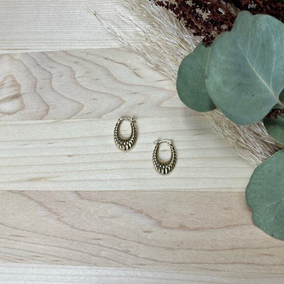 Vintage DN 14K Croissant Gold Scalloped shrimp style Hoop Earrings - Picture 7 of 9